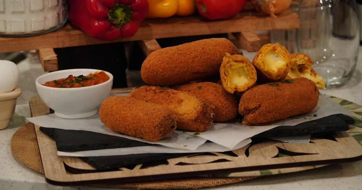 Riquísimos palitos bomba de pollo y queso con salsa romesco | Canal 9