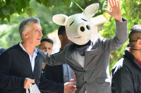 Macri y el hombre cerdo