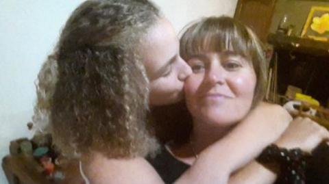 El dolor de la madre de la joven que murió al caer de un colectivo: "Dejó su última huella de amor"
