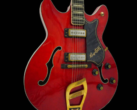 La famosa guitarra tocada por Elvis durante su famoso especial de televisión de regreso en 1968.